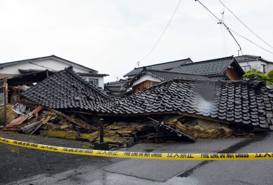 Casa colapsada tras terremoto en japón