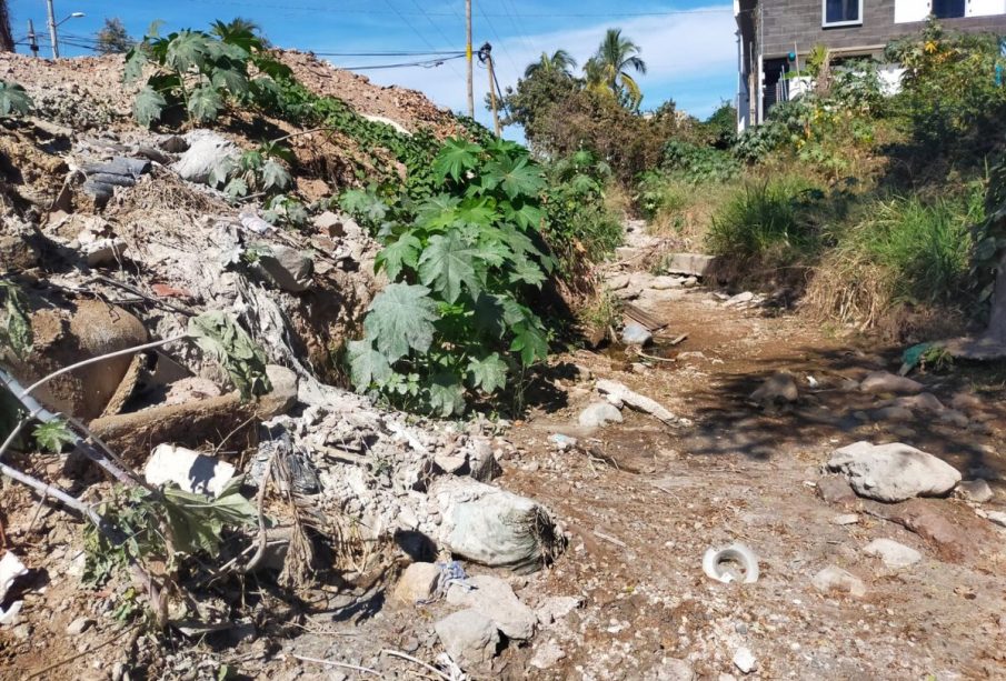 Cemento en canal pluvial natural