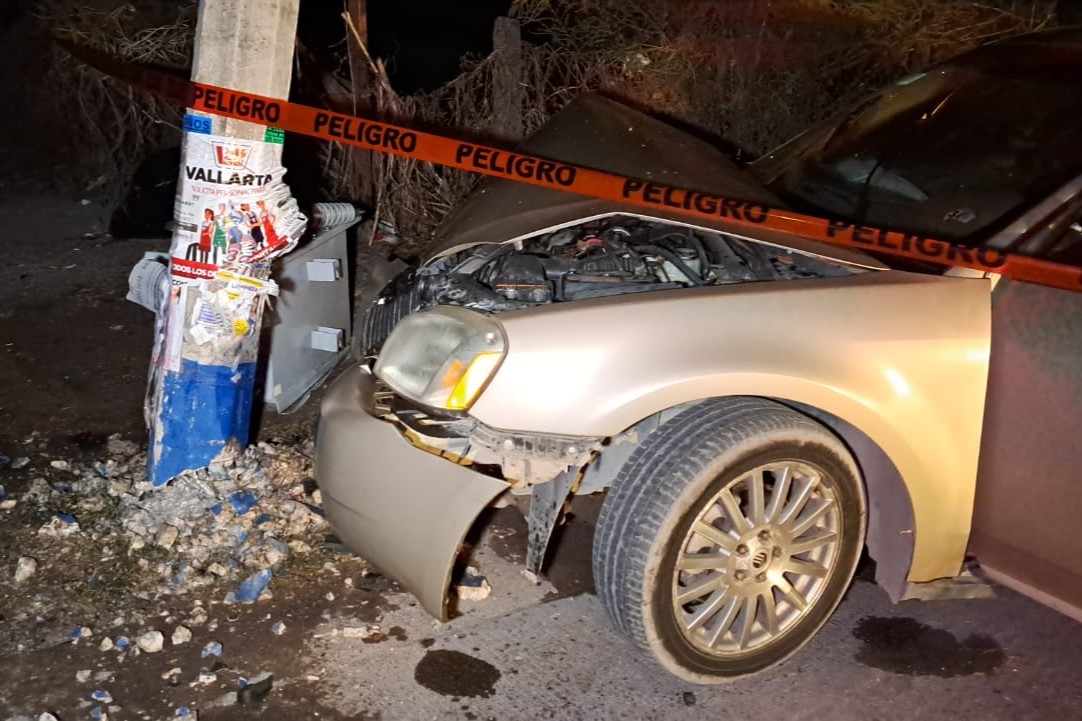 Automóvil chocó con poste eléctrico