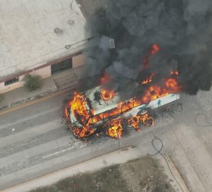 Cuando notó que se estaba incendiando, rápidamente chofer evacua transporte público