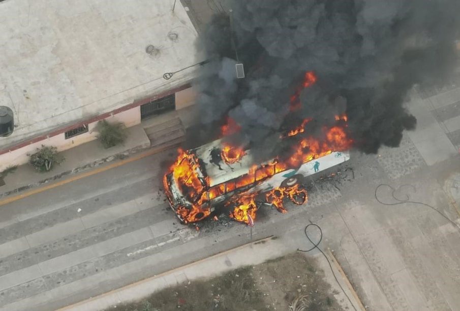 Cuando notó que se estaba incendiando, rápidamente chofer evacua transporte público