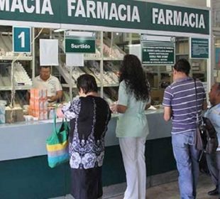 Derechohabientes en farmacia del Imss