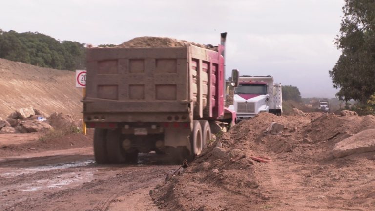 Dompes transportando tierra en zona de libramiento