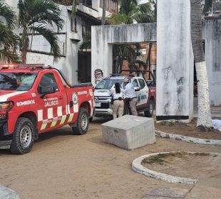 Elementos de bomberos y seguridad atendiendo ahogamiento