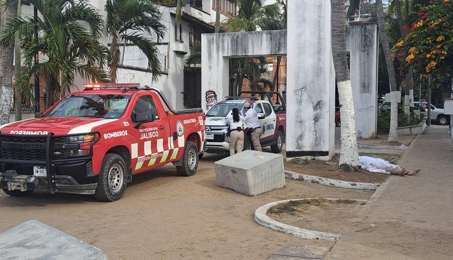 Elementos de bomberos y seguridad atendiendo ahogamiento