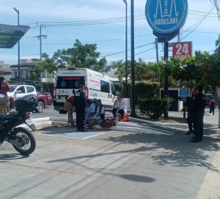 Elementos de emergencia atendiendo a trabajadoras intoxicadas