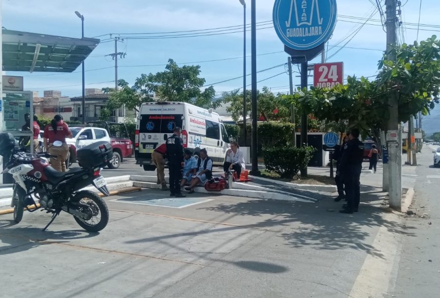 Elementos de emergencia atendiendo a trabajadoras intoxicadas