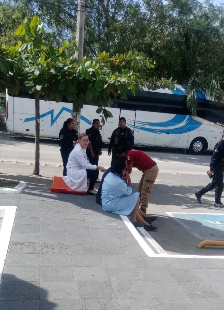 Empleadas de farmacia siendo atendidas por paramédicos