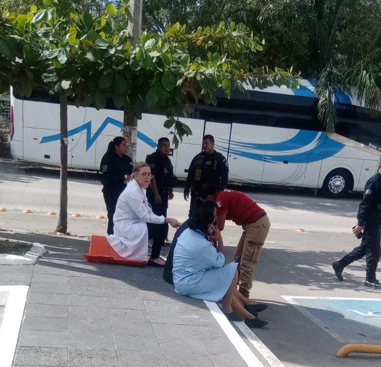 Empleadas de farmacia siendo atendidas por paramédicos