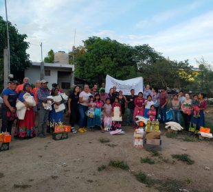 Entrega de despensas a familias huichol