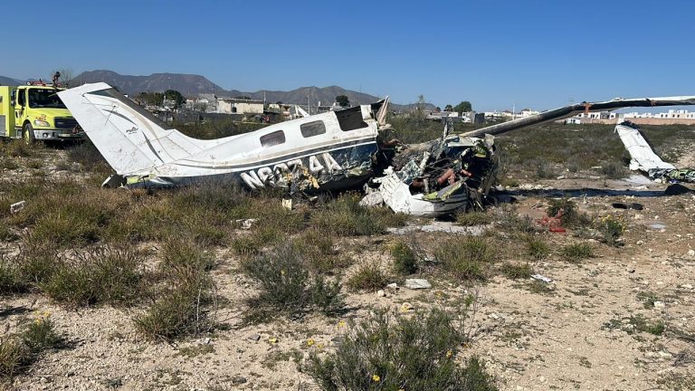 Equipo de Emergencia buscando entre los restos de avioneta