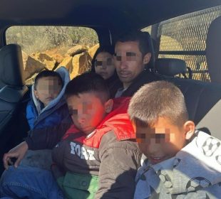 Policía de Tijuana rescata a familia mexicana extraviada