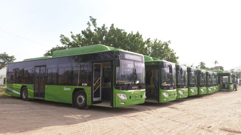 Flotilla de camiones de transporte nuevos