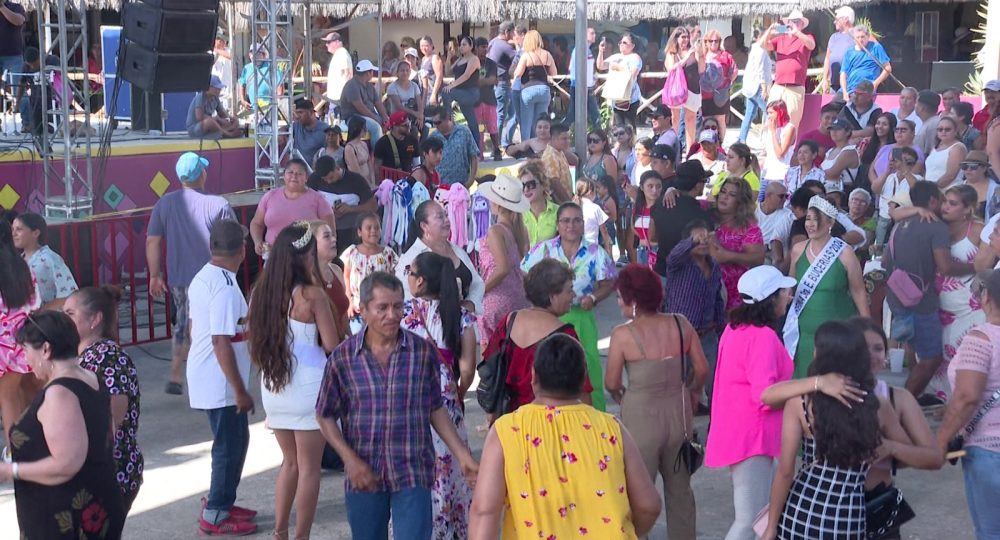 Gente en fiestas patronales de Bucerías