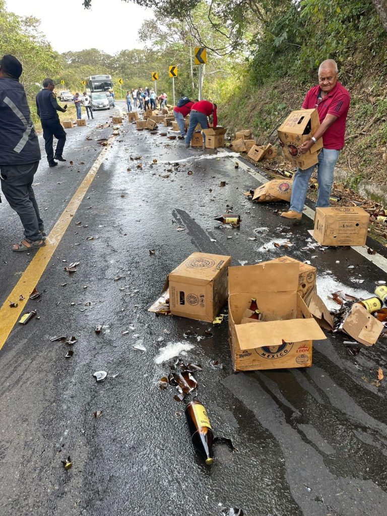 Gente rapiñando cajas de caguamas