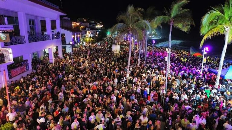 Gente recibiendo el 2024 en malecón