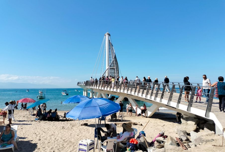 Gente recorriendo y visitando Vallarta