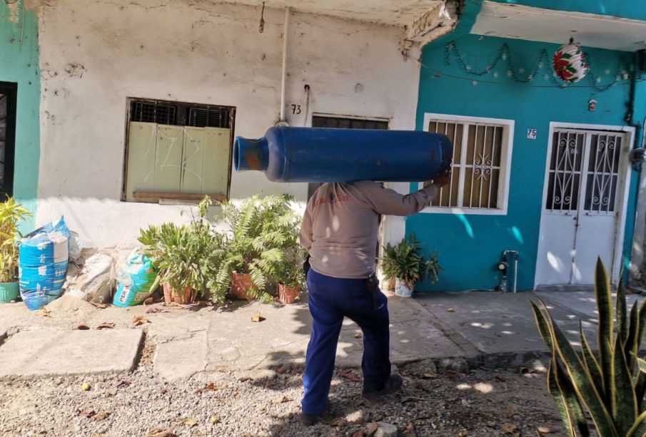 Hombre cargado un tanque de gas