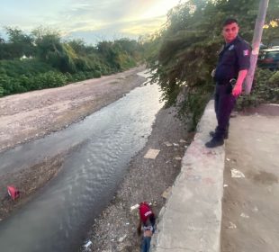 Hombre inconsciente en rivera del río