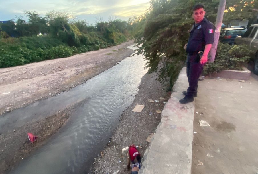 Hombre inconsciente en rivera del río