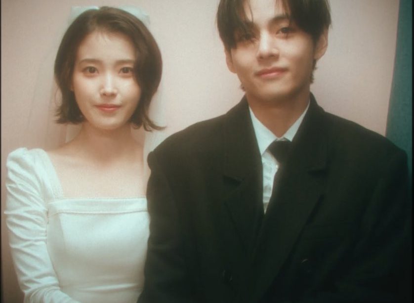 IU y V en traje de novios