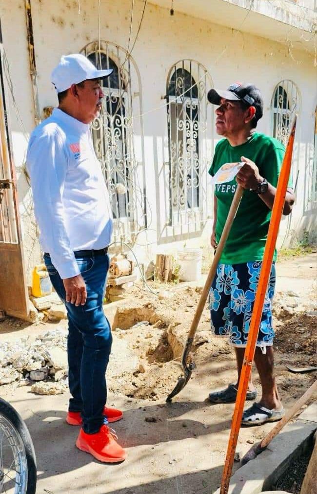 Ismael Duñalds hablando con un trabajador