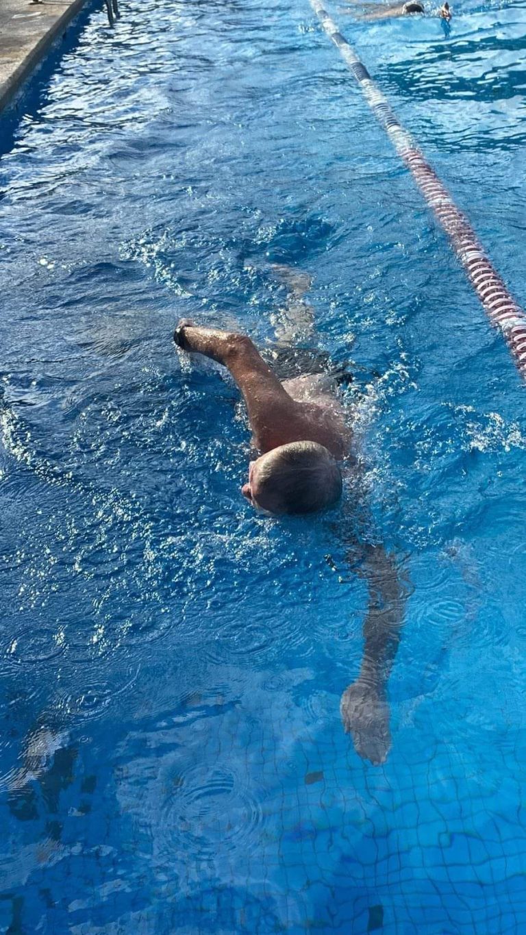 John Finlayson nadando