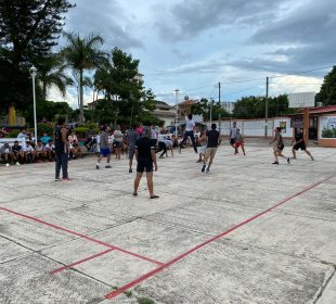 Jóvenes en encuentro de voleibol