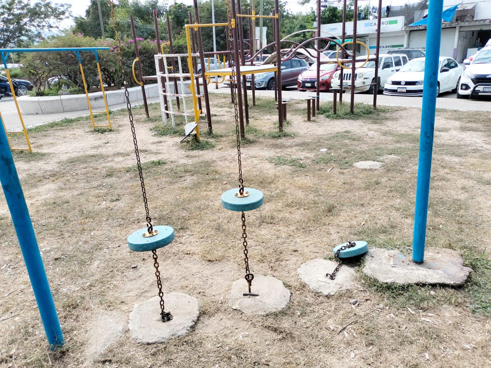 Juegos oxidados en parque de la UMA