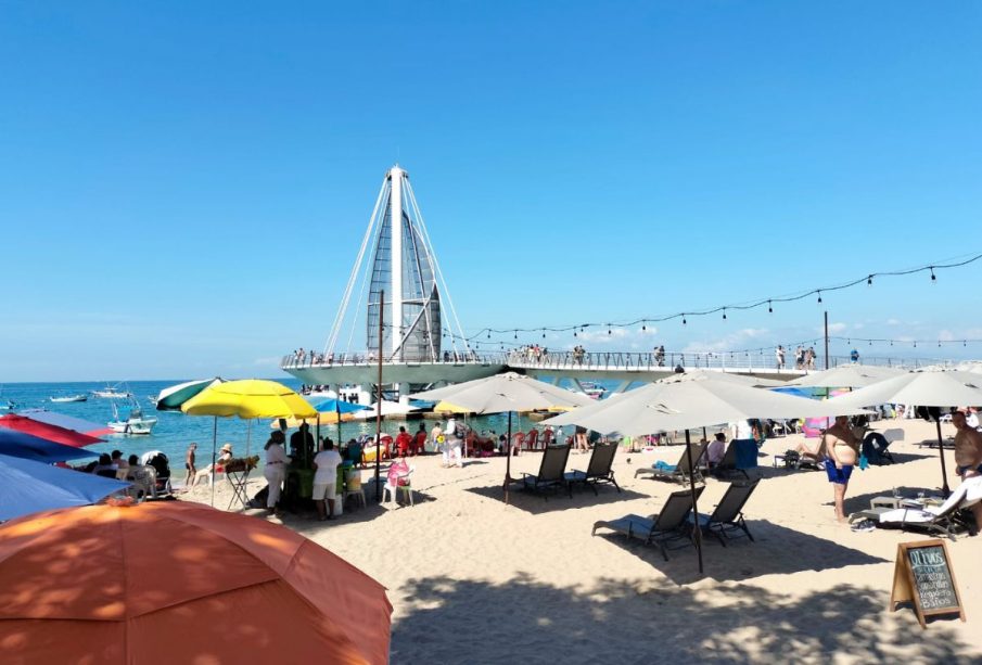 Personas en playa de Puerto Vallarta