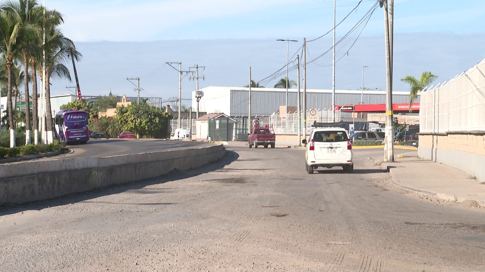 Lateral de la carretera 200 sin pavimentar