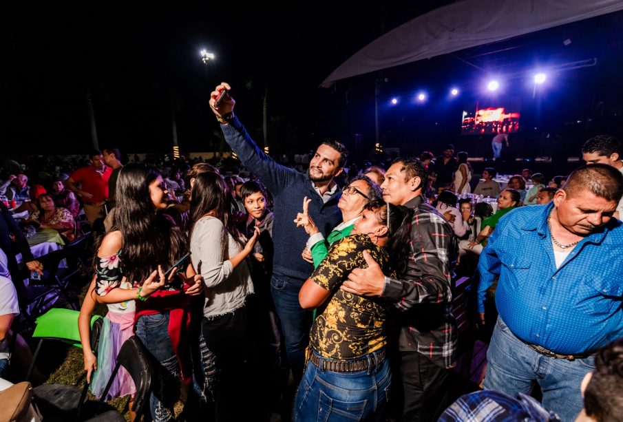 Luis Ernesto Munguía tomandose fotos con simpatizantes