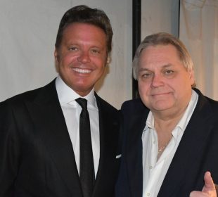 Debido a que el empresario reimpulsó la carrera del cantante, Luis Miguel envía arreglo floral a familia de Carlos Bremer