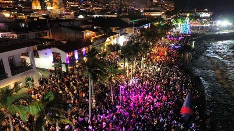 Malecón de Vallarta repleto de gente