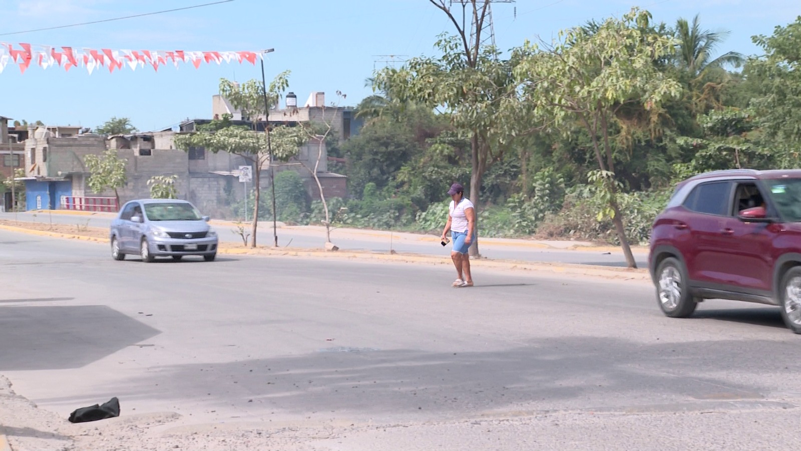 Mujer cruzando la calle sin semáforo