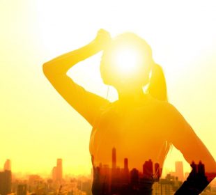 Mujer expuesta al calor en una ciudad