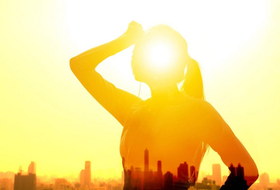 Mujer expuesta al calor en una ciudad