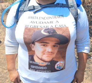 Mujer portando blusa de desaparecido