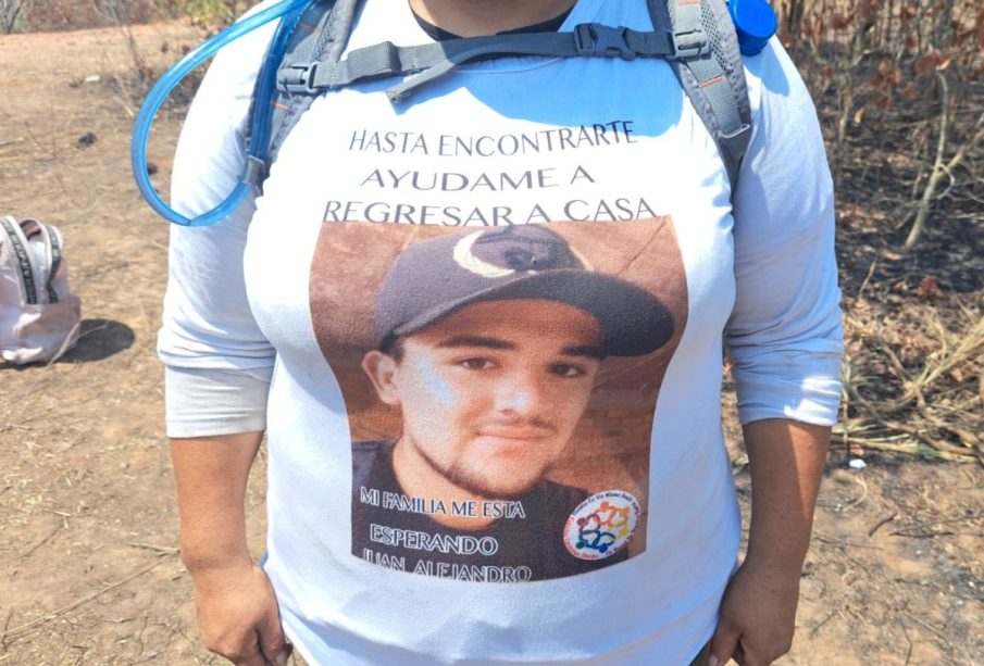 Mujer portando blusa de desaparecido