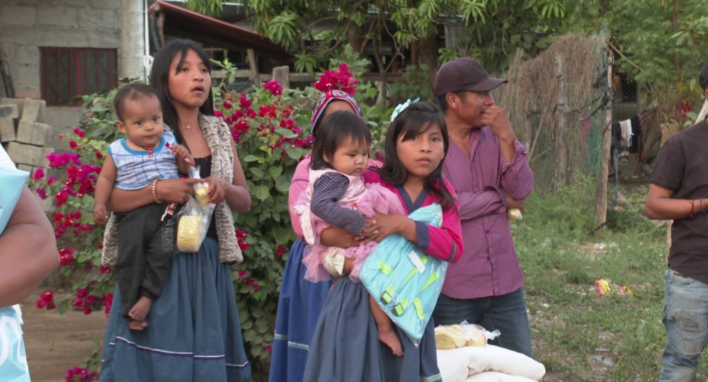 Mujeres indígenas con sus bebés