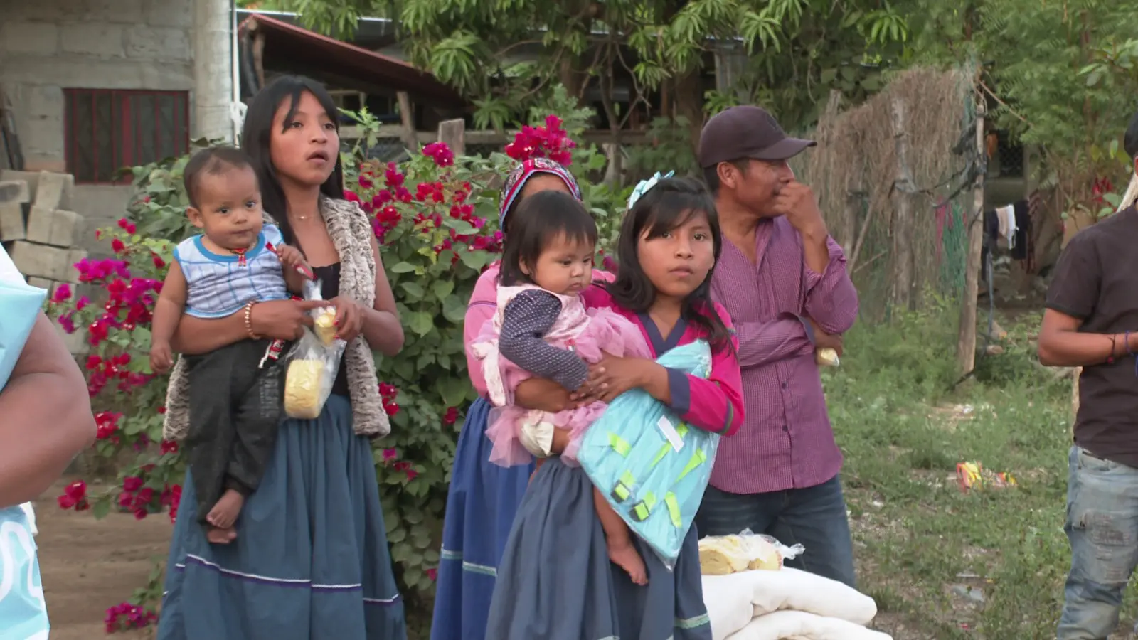 Mujeres indígenas con sus bebés