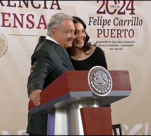 AMLO y Elizabeth García Vilchis.