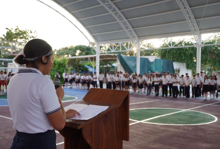 Niña hablando en escuela