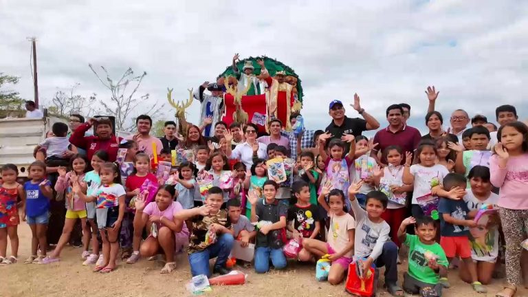 Niños con regalos por parte del DIF