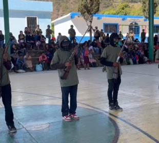 Para defender su pueblo, niños son armados