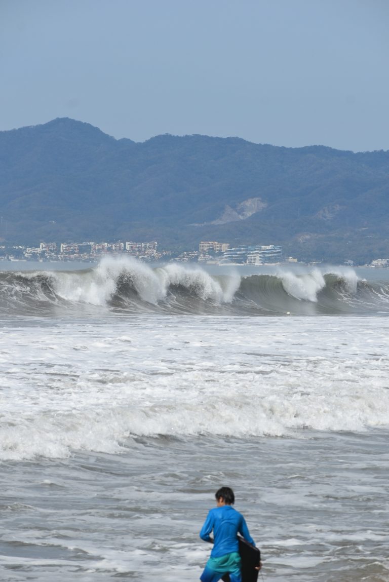 Olas altas y fuertes en Bahía