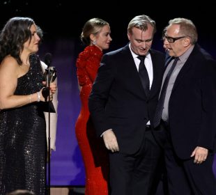 Emma Thomas, Emily Blunt, Christopher Nolan, and Charles Roven reciben el premio para 'Oppenheimer'