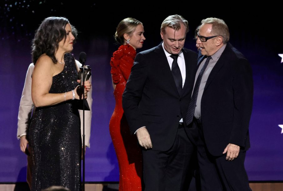 Emma Thomas, Emily Blunt, Christopher Nolan, and Charles Roven reciben el premio para 'Oppenheimer'