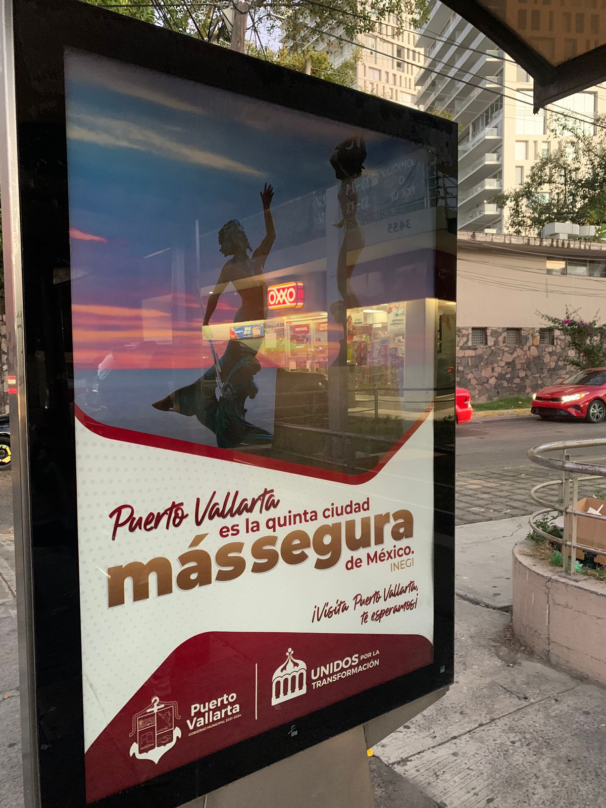 Paradero con publicidad de Vallarta