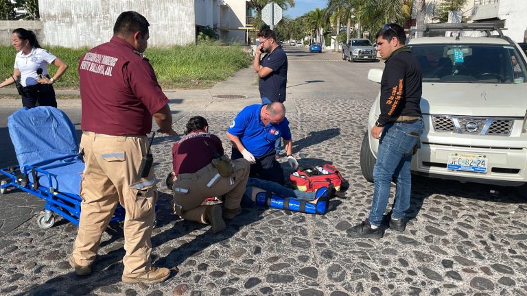 Paramédicos atendiendo a persona accidentada